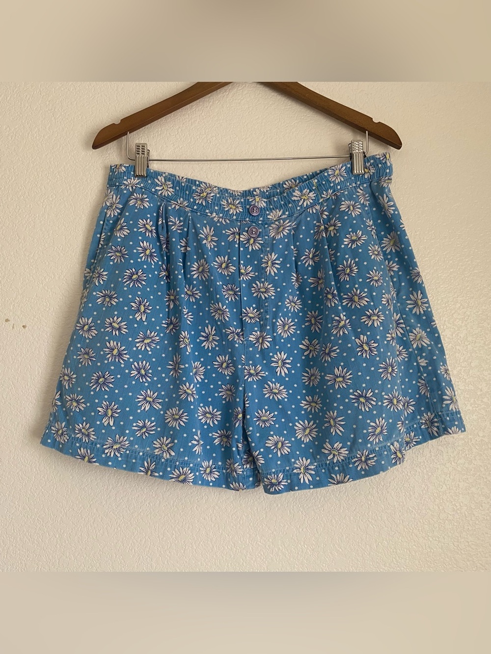 Vintage elastic waist daisy floral all over print denim shorts, S